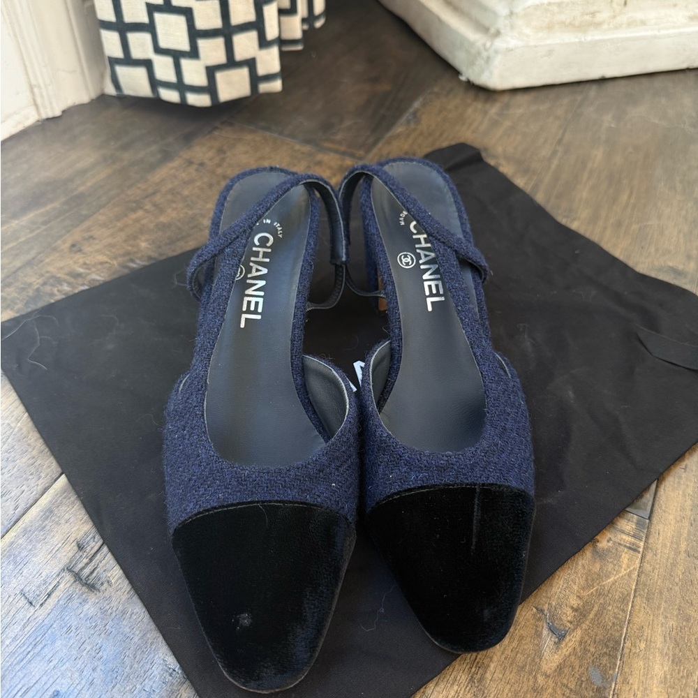 CHANEL Women's Black and Navy Slingback Heels